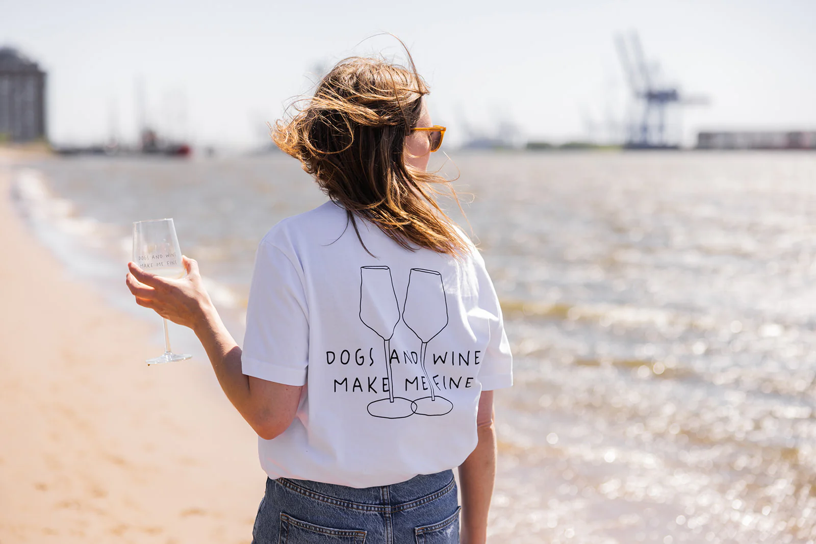 Lieblingspfote – T-Shirt „DOGS AND WINE MAKE ME FINE T-Shirt“, weiß, 100 % Bio-Baumwolle (M, L) – Bild 2