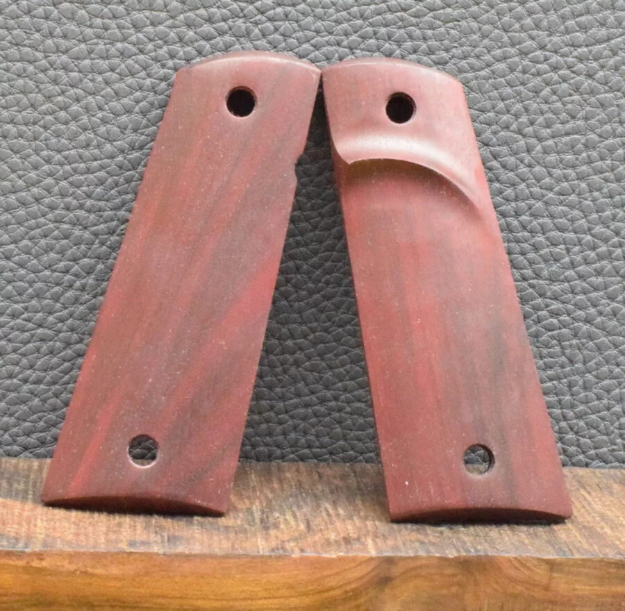 Colt 1911 Holzgriffschale, Ausführung 25, Standard, glatt, rötlich, Nußbaum, Neu