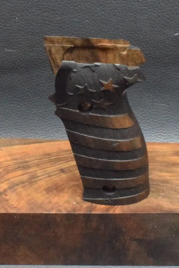 Sig-Sauer, P 220, Ausführung 2, Stars & Stripes, Nußbaum – Bild 2