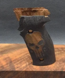Sig-Sauer, P 220, Ausführung 15, Skull, Nußbaum
