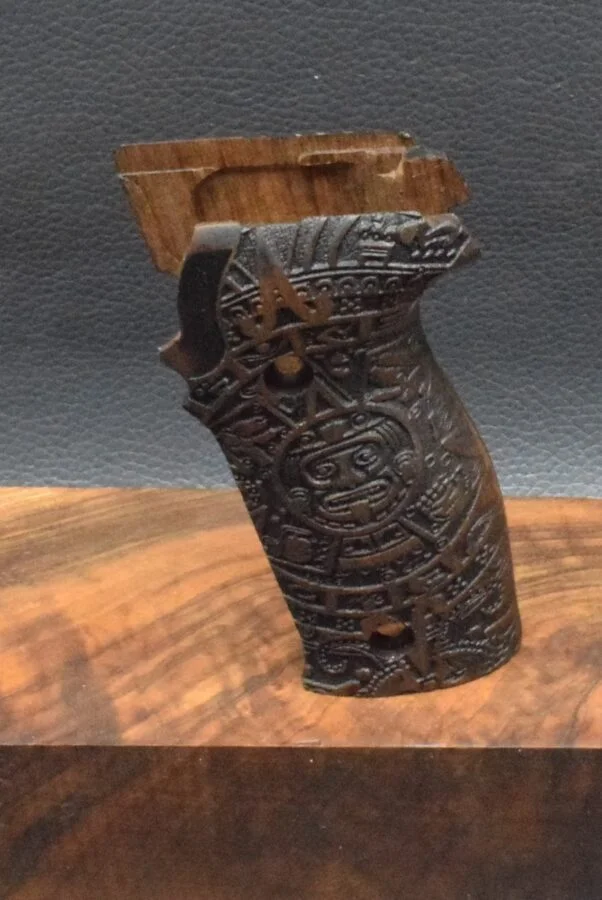 Sig-Sauer, P 220, Ausführung 21, Maori, Nußbaum, – Bild 2