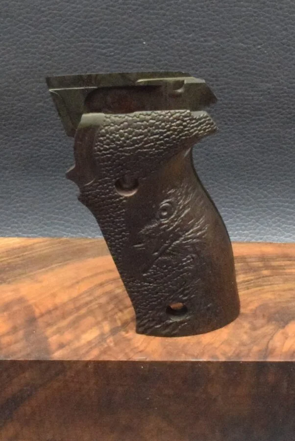 Sig-Sauer, P 220, Ausführung 23, Hawk, Nußbaum – Bild 2