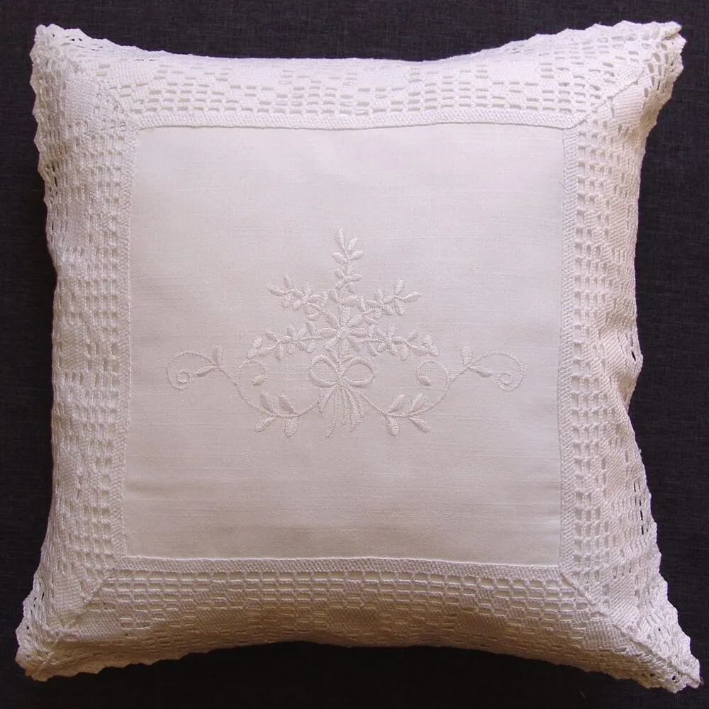 Kissenhülle Kissen weiß edle Stickerei & Häkelspitze Landhausstil 40×40 cm – Bild 2