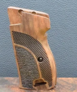 SIG, P 210, Ausführung 21, Fischhaut, teilpunziert, Nußbaum