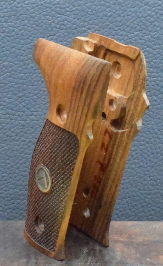 Sig-Sauer, P 226, Ausführung 32, Fischhaut, Emblem, Nußbaum – Bild 6