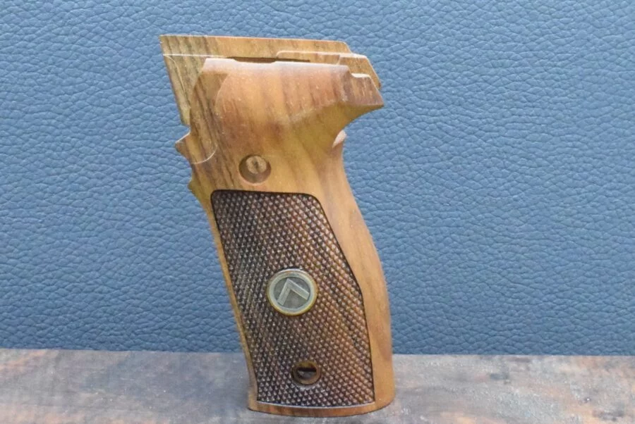 Sig-Sauer, P 226, Ausführung 32, Fischhaut, Emblem, Nußbaum