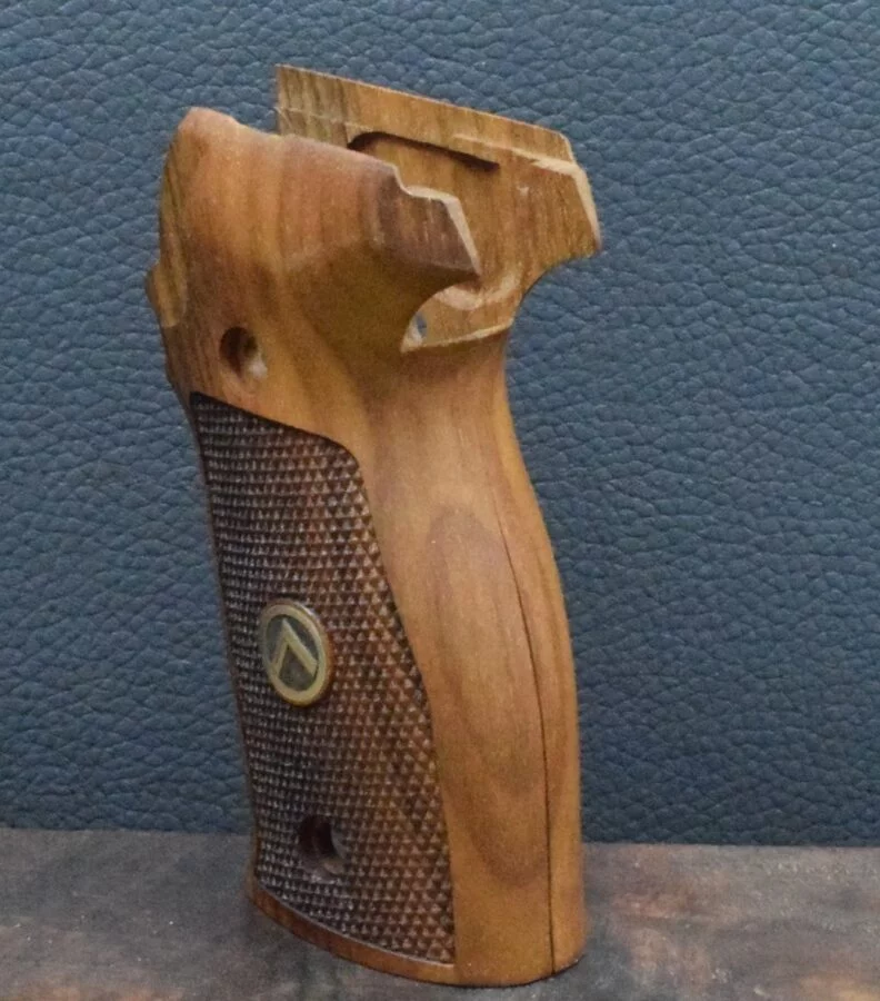 Sig-Sauer, P 226, Ausführung 32, Fischhaut, Emblem, Nußbaum – Bild 4