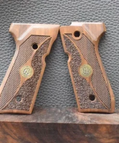 Beretta Mod.92FS, glatte Oberfläche/Punziert/Fischhaut, Walnuss, Befestigung seitlich, Neuware zum Sonderpreis!