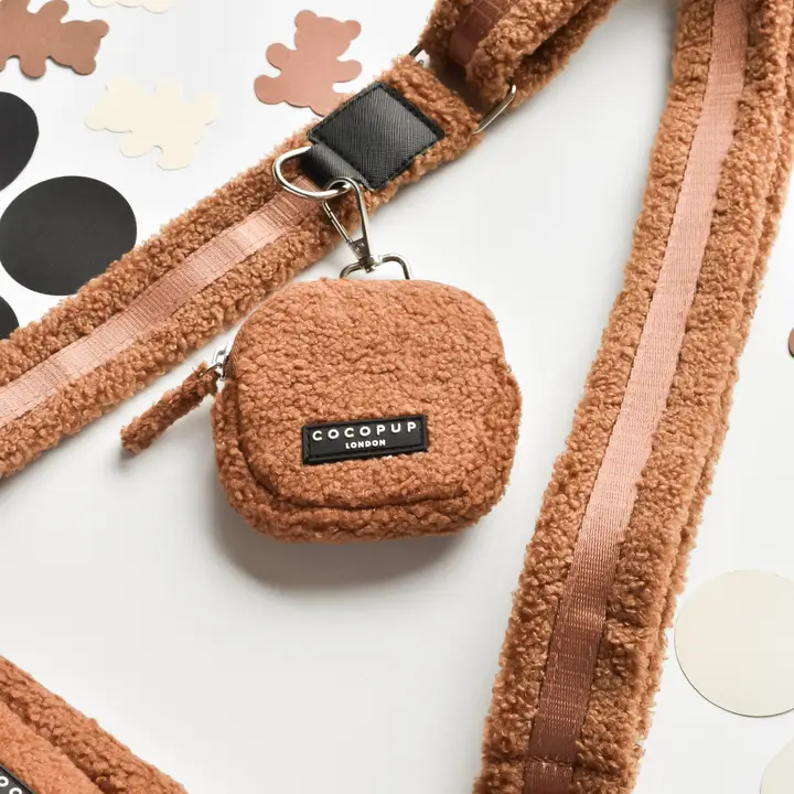 Cocopup Leckerli-Tasche zur Gassi-Tasche, weicher Teddy-Stoff, dunkelbraun (Teddy Paddington)