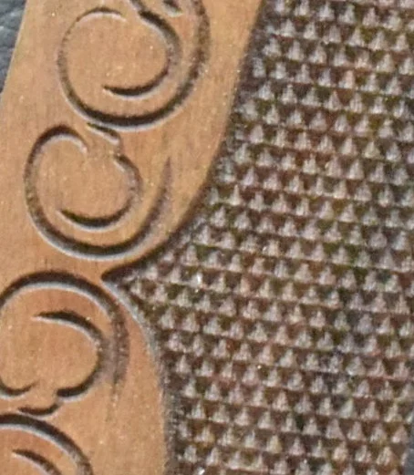 Colt 1911 , Ausführung 26, Fischhaut verziert, Nußbaum – Bild 3