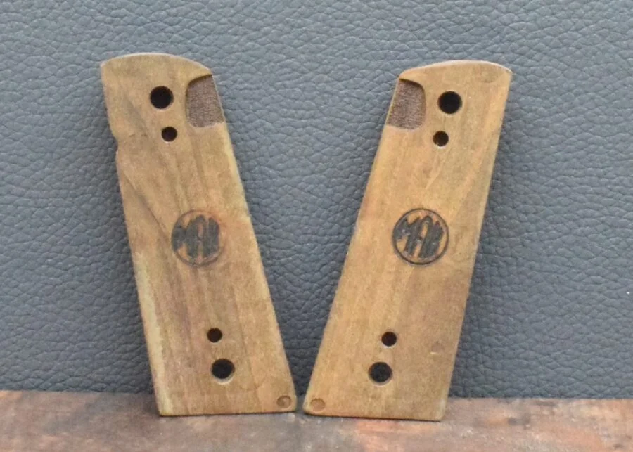 Colt 1911 , Ausführung 26, Fischhaut verziert, Nußbaum – Bild 4