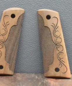 Colt 1911 , Ausführung 26, Fischhaut verziert, Nußbaum