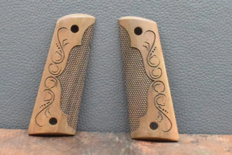 Colt 1911 , Ausführung 26, Fischhaut verziert, Nußbaum