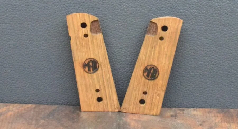 Colt 1911 , Ausführung 48, Fischhaut, punziert, Nußbaum – Bild 3