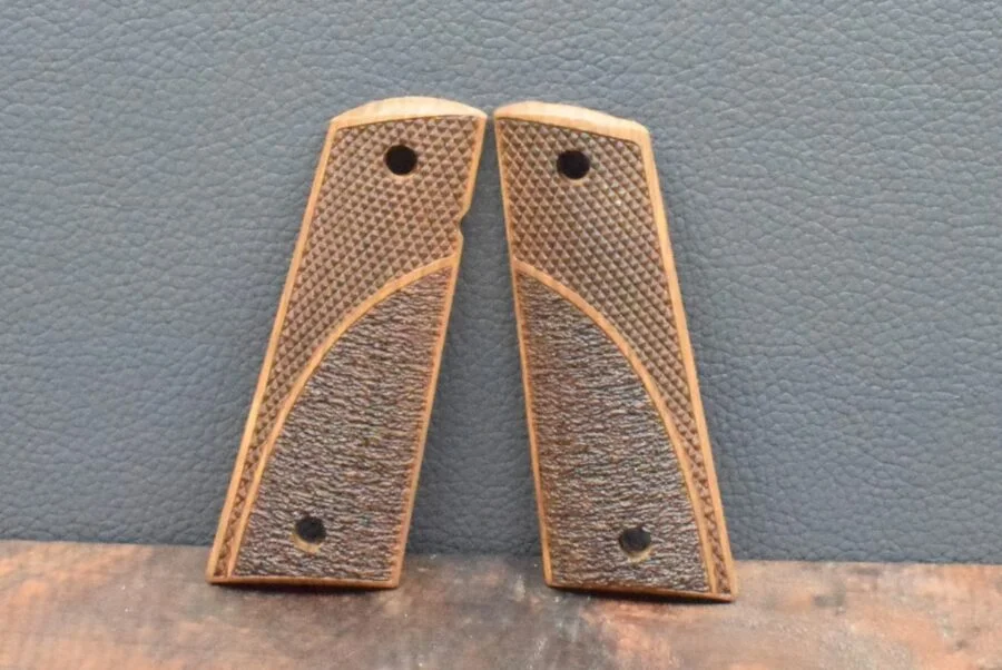 Colt 1911 , Ausführung 48, Fischhaut, punziert, Nußbaum – Bild 4