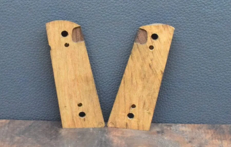 Colt 1911 , Ausführung 50, Wolfkontur, Nußbaum – Bild 3