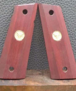 Colt 1911 , Ausführung 12, gefräst, Messing Logo, Nußbaum, rötlich