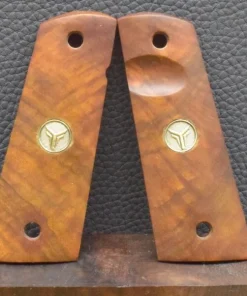 Colt 1911 , Ausführung 2, mit Messing Logo, Wurzelholz