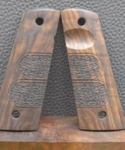 Colt 1911 , Ausführung 3,  punziert  unterbrochen, Nußbaum