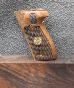 Sig/Sauer, P 228, MAK-Grips, Motiv Punziert mit Logo, Walnuss, Neuware zum Sonderpreis!