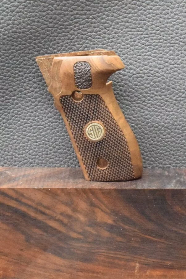 Sig/Sauer, P 228, MAK-Grips, Motiv Punziert mit Logo, Walnuss, Neuware zum Sonderpreis! – Bild 2