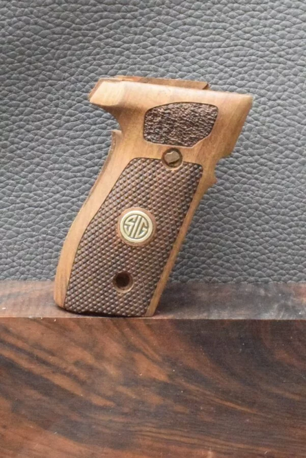 Sig/Sauer, P 228, MAK-Grips, Motiv Punziert mit Logo, Walnuss, Neuware zum Sonderpreis! – Bild 4