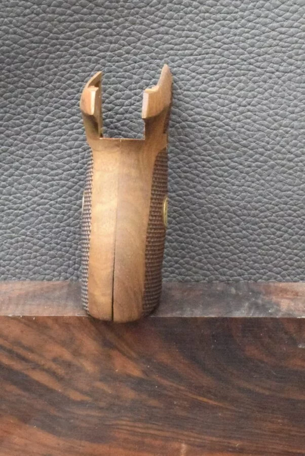 Sig/Sauer, P 228, MAK-Grips, Motiv Punziert mit Logo, Walnuss, Neuware zum Sonderpreis! – Bild 5