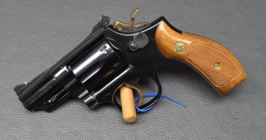 Smith & Wesson Modell 19-3, brüniert, Kaliber 357 Mag, 2,5″ Lauf, Holzgriff, sehr gut