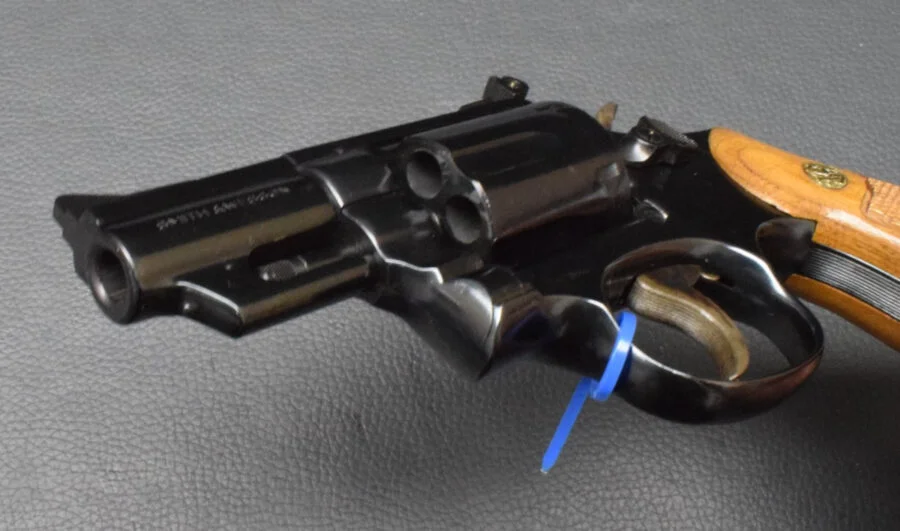 Smith & Wesson Modell 19-3, brüniert, Kaliber 357 Mag, 2,5″ Lauf, Holzgriff, sehr gut – Bild 8