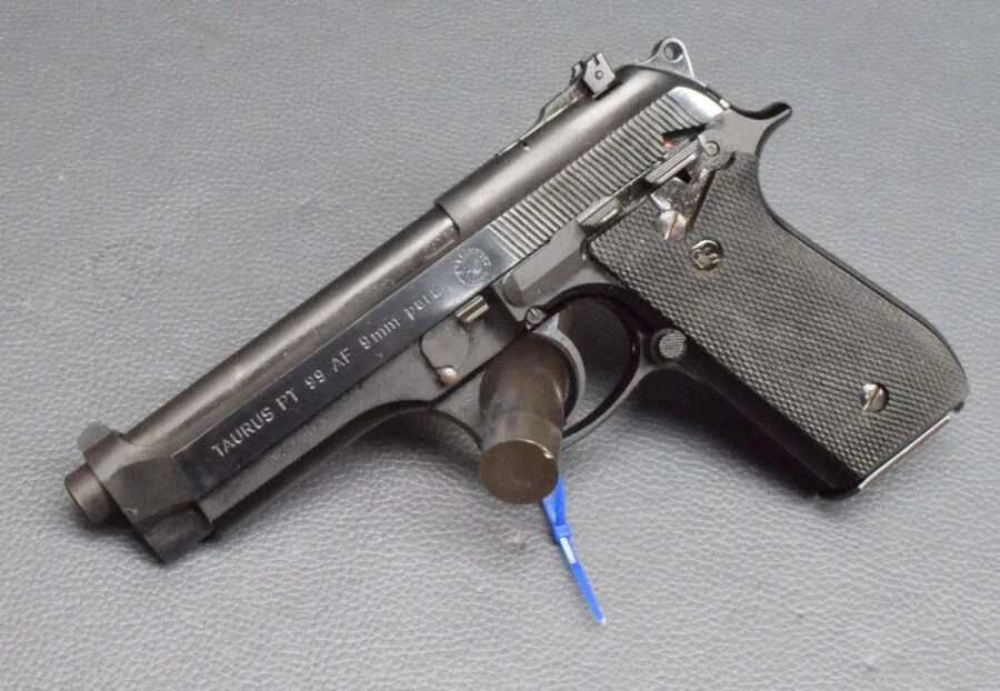 Taurus PT99AF , Kaliber 9mm Para, mit Holster & Zubehör, gut